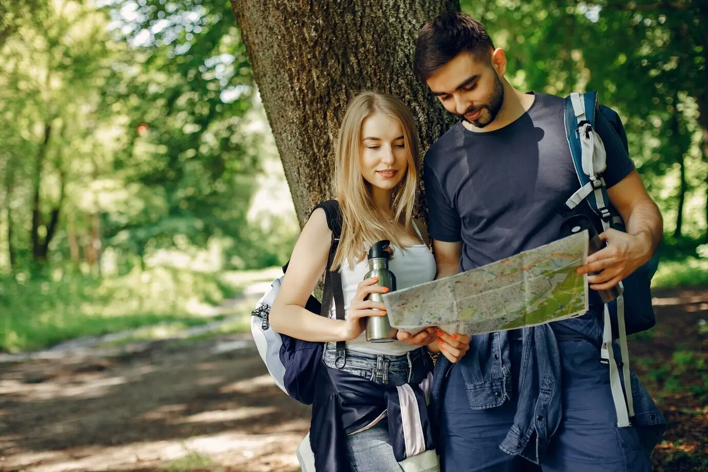 Ein niedliches Paar ruht sich in einem Sommerwald aus.