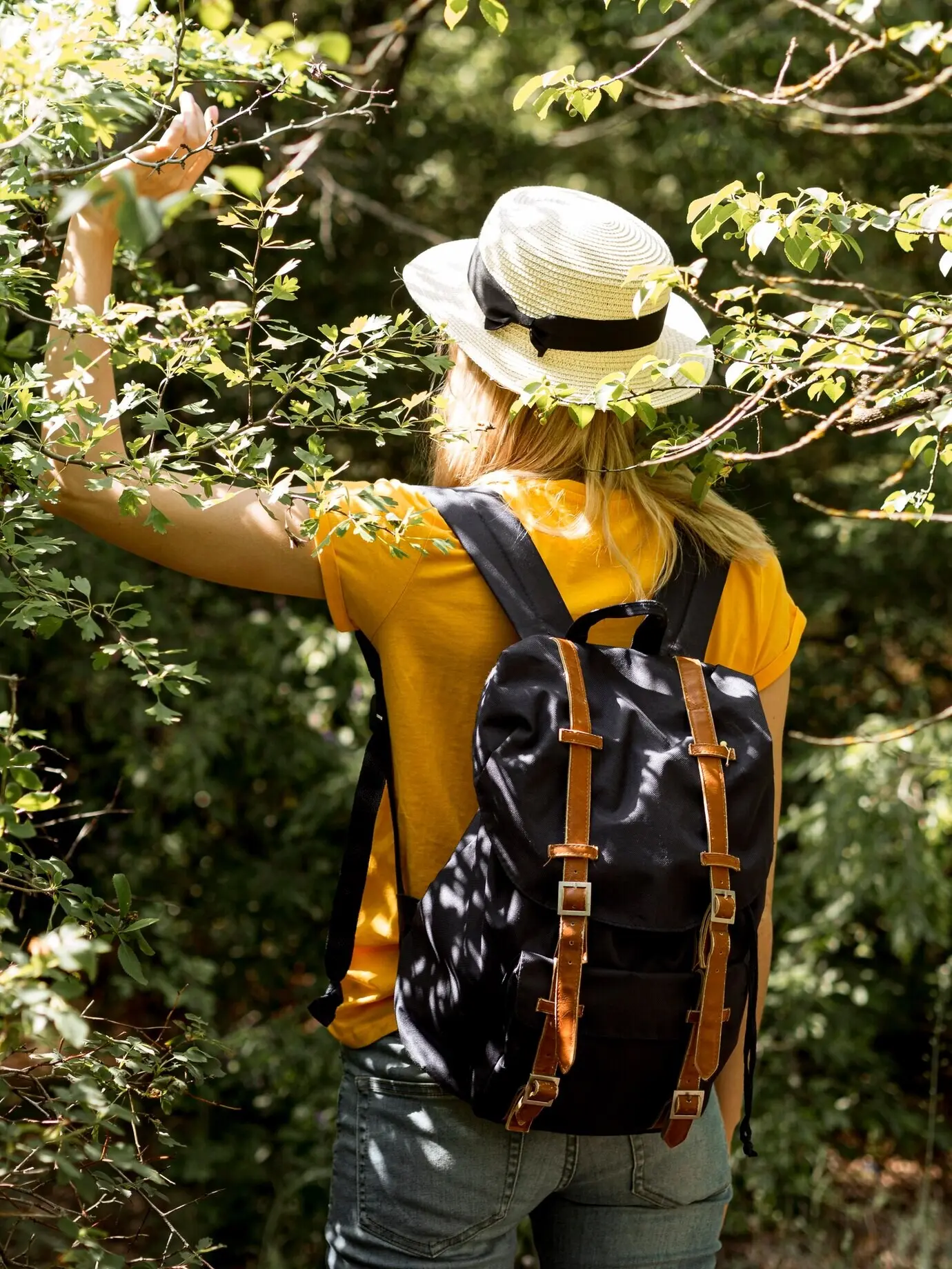 Eine Frau mit Hut im Wald